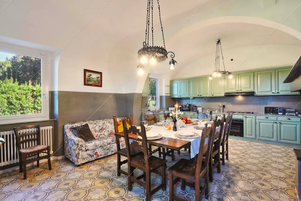 Cucina a parete della dimora storica Denali, location in stile classico a Pisa