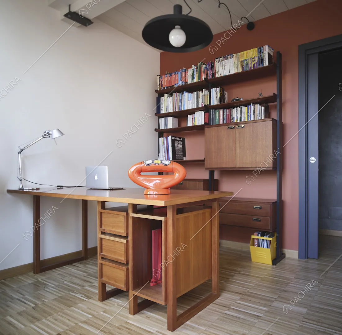 Studio con scrivania in legno, pavimento in parquet e pareti bianca e rossa