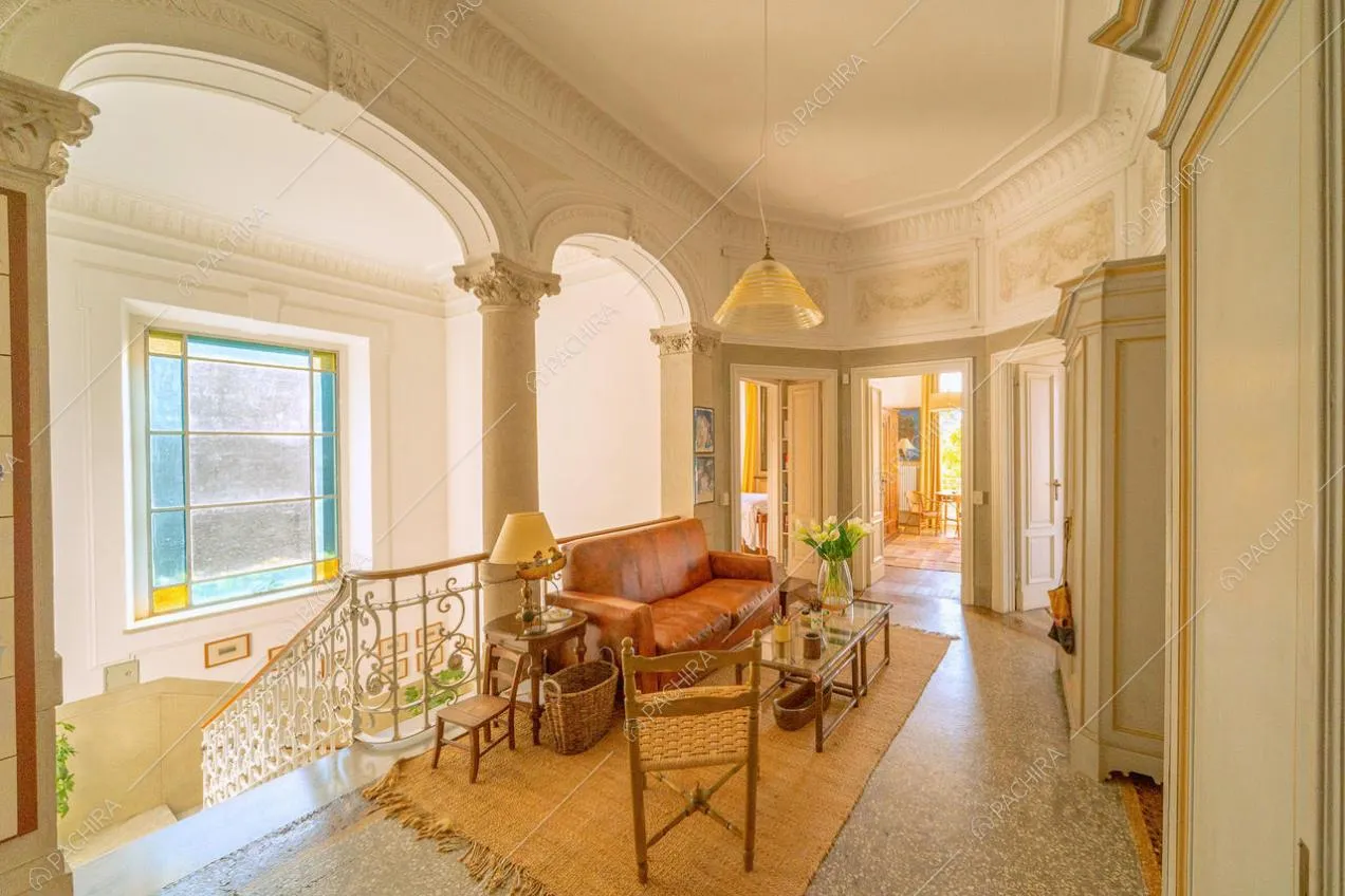Visuale sul salottino d'ingresso al secondo piano della villa