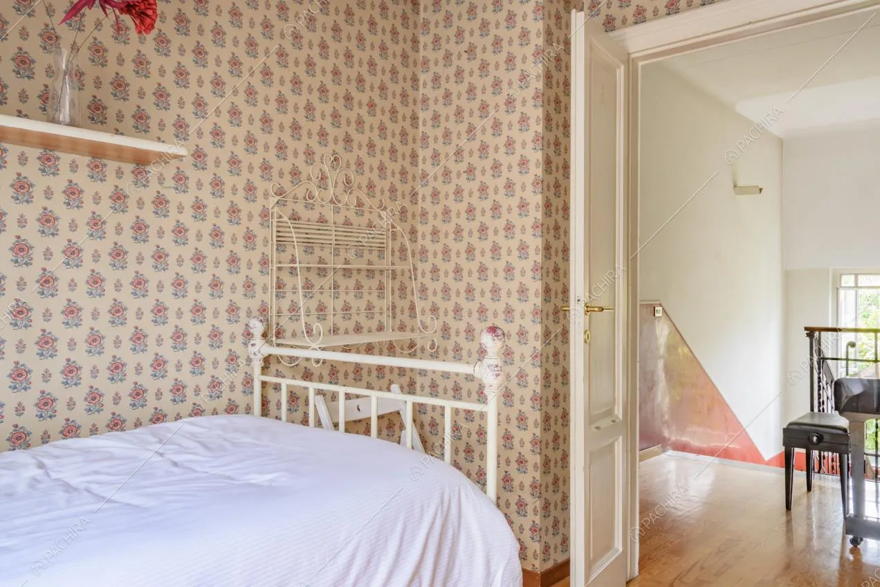 Dettaglio sul letto e sull'ingresso della camera