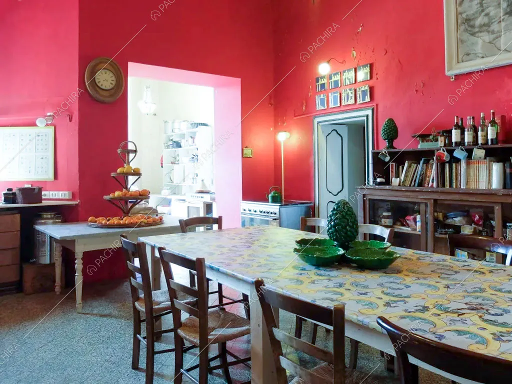 Sala da pranzo dalle pareti rosse della villa Tanami, location in stile classico a Palermo