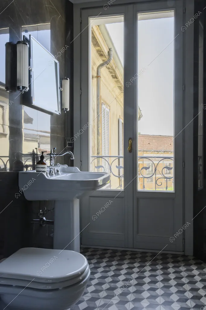 Lavandino in stile vintage vicino alla porta finestra