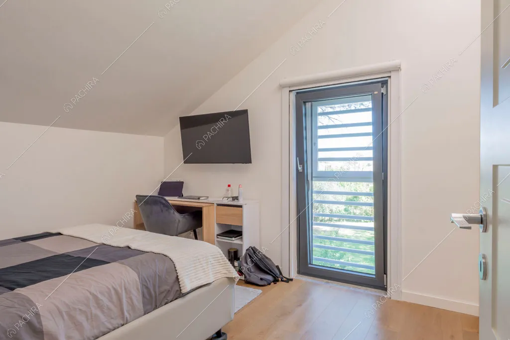Camera da letto della villa Orinoco, location in stile contemporaneo a Roma