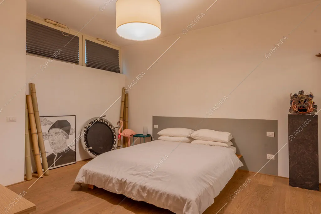Camera da letto dell'appartamento Mungo, location in stile contemporaneo a Milano