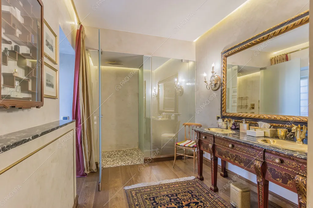 Bagno con box doccia della dimora storica Chewe, location in stile contemporaneo a Lecco