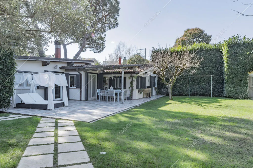 Giardino e veranda della location Aliseo, villa in stile contemporaneo a Roma
