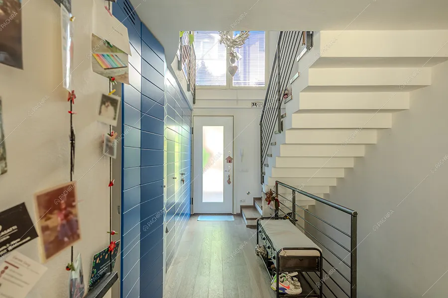 Scale della villa Malachite, location in stile moderno a Milano
