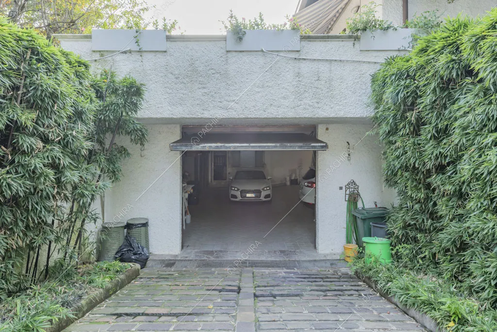 Garage della villa Ararat, location in stile classico a Milano