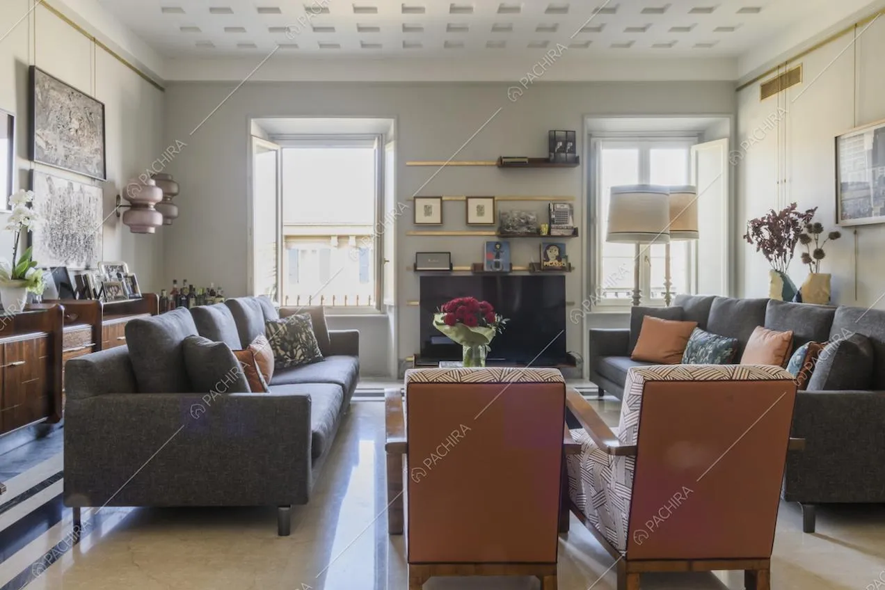 Zona living con le eleganti boiserie da soffitto 