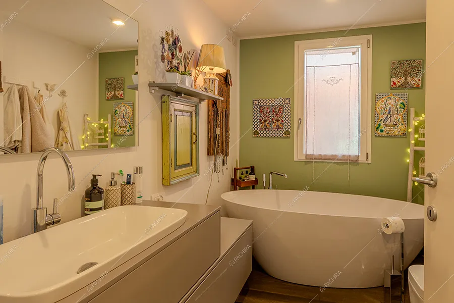 Bagno dell'appartamento Vardar, location in stile classico a Milano
