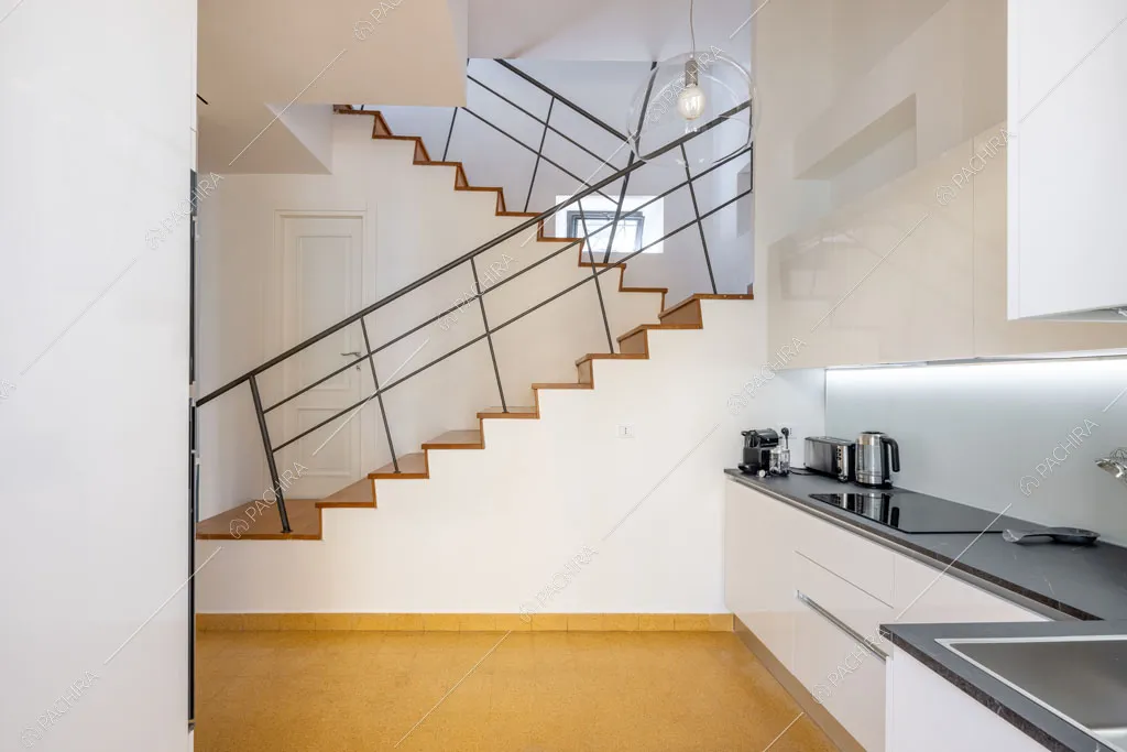 Cucina a parete dell'appartamento Ural, location in stile moderno a Roma
