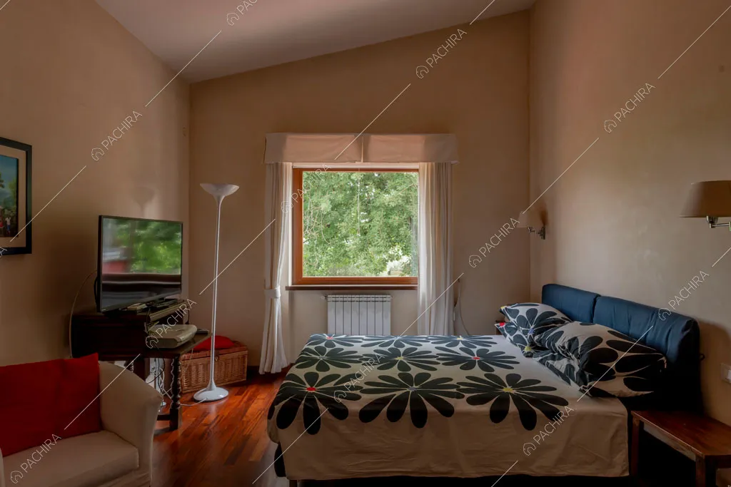 Camera da letto della villa Ematite, location in stile rustico a Roma