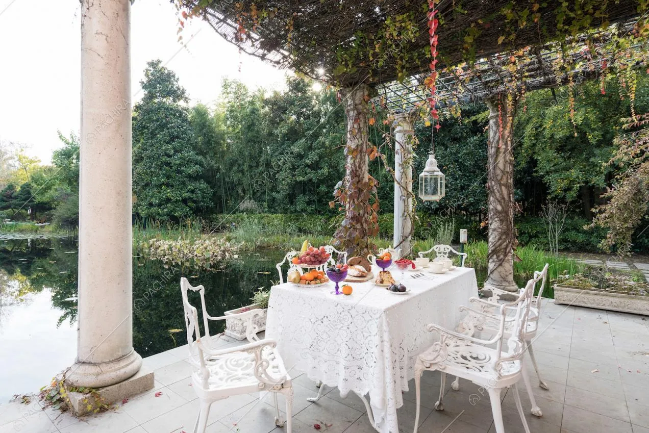 Tavolo da pranzo di fronte al laghetto di ninfee