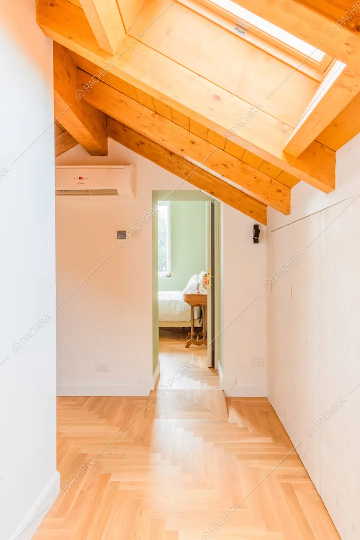 Solaio con soffitto in travi in legno a vista e lucernario