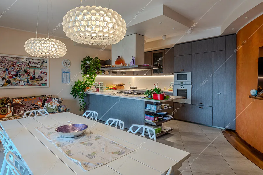 Cucina a vista della villa Caucaso, location in stile moderno ad Alessandria