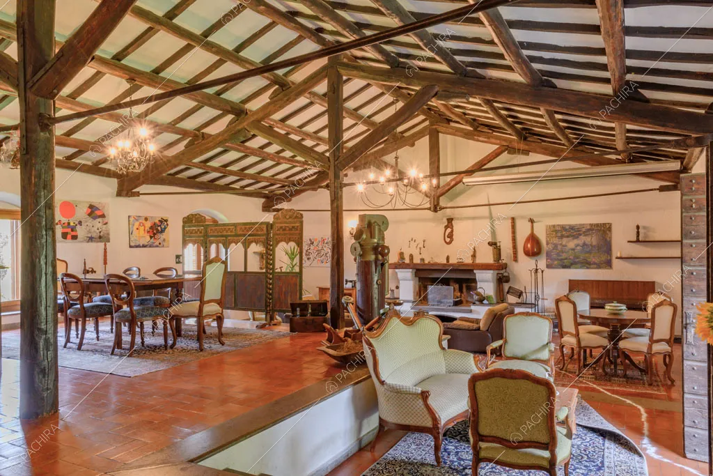 Zona living della villa Ebridi, location in stile rustico a Roma