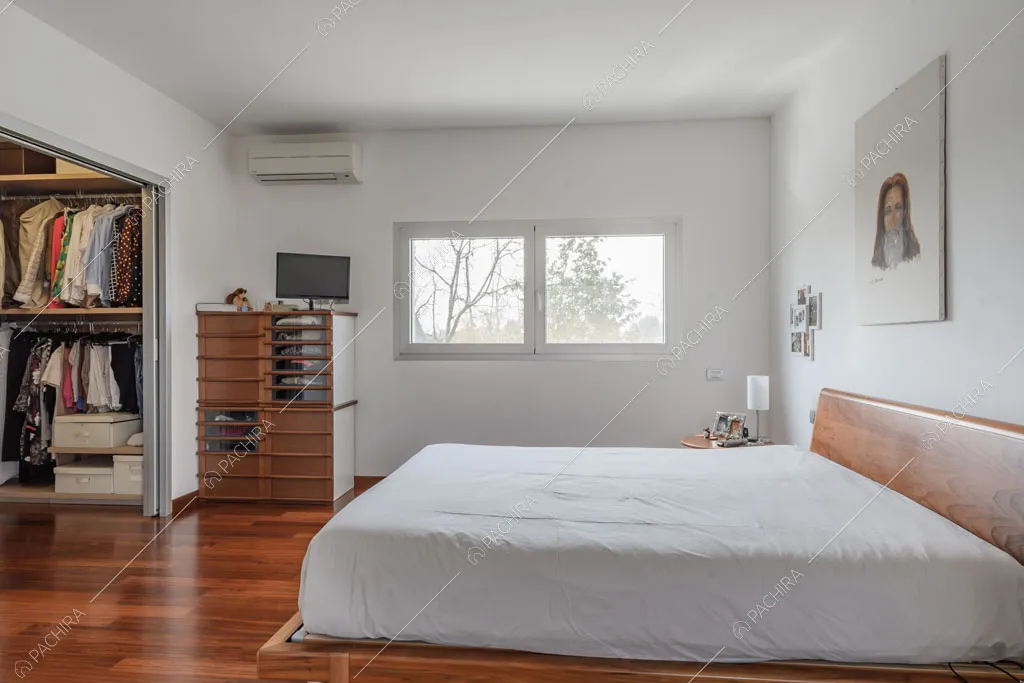 Camera da letto matrimoniale della villa Lilium, location in stile moderno in Provincia di Milano