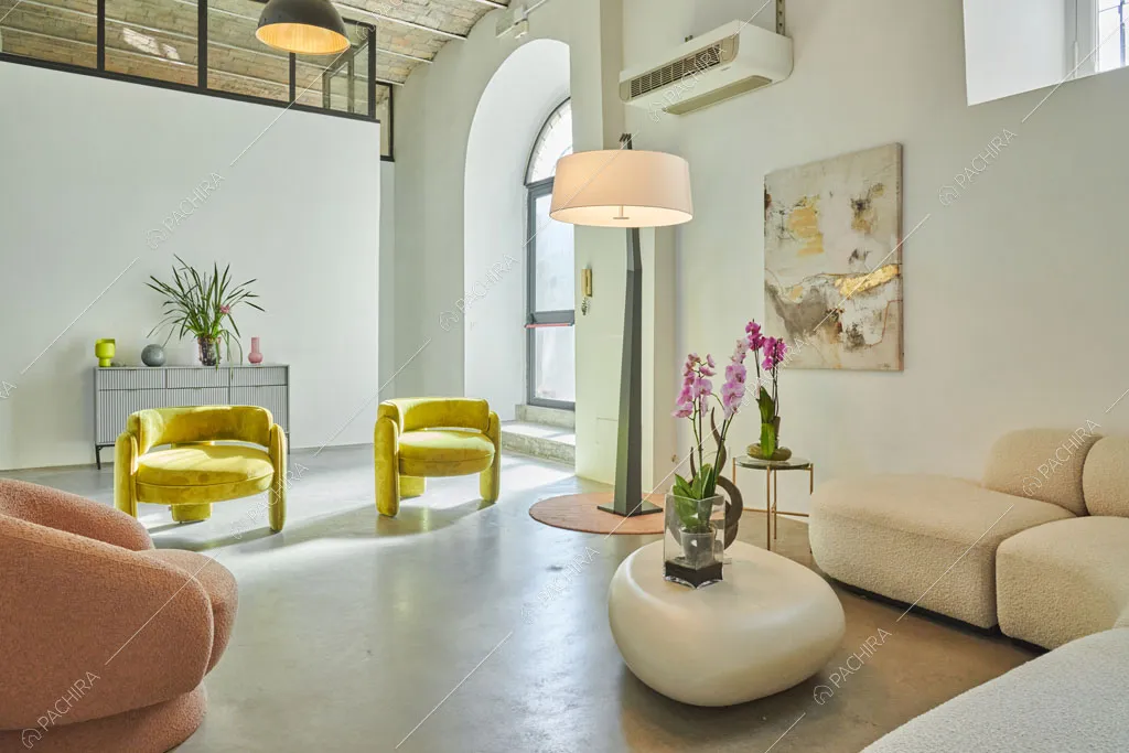 Zona living del loft Manaslu, location in stile minimal a Roma