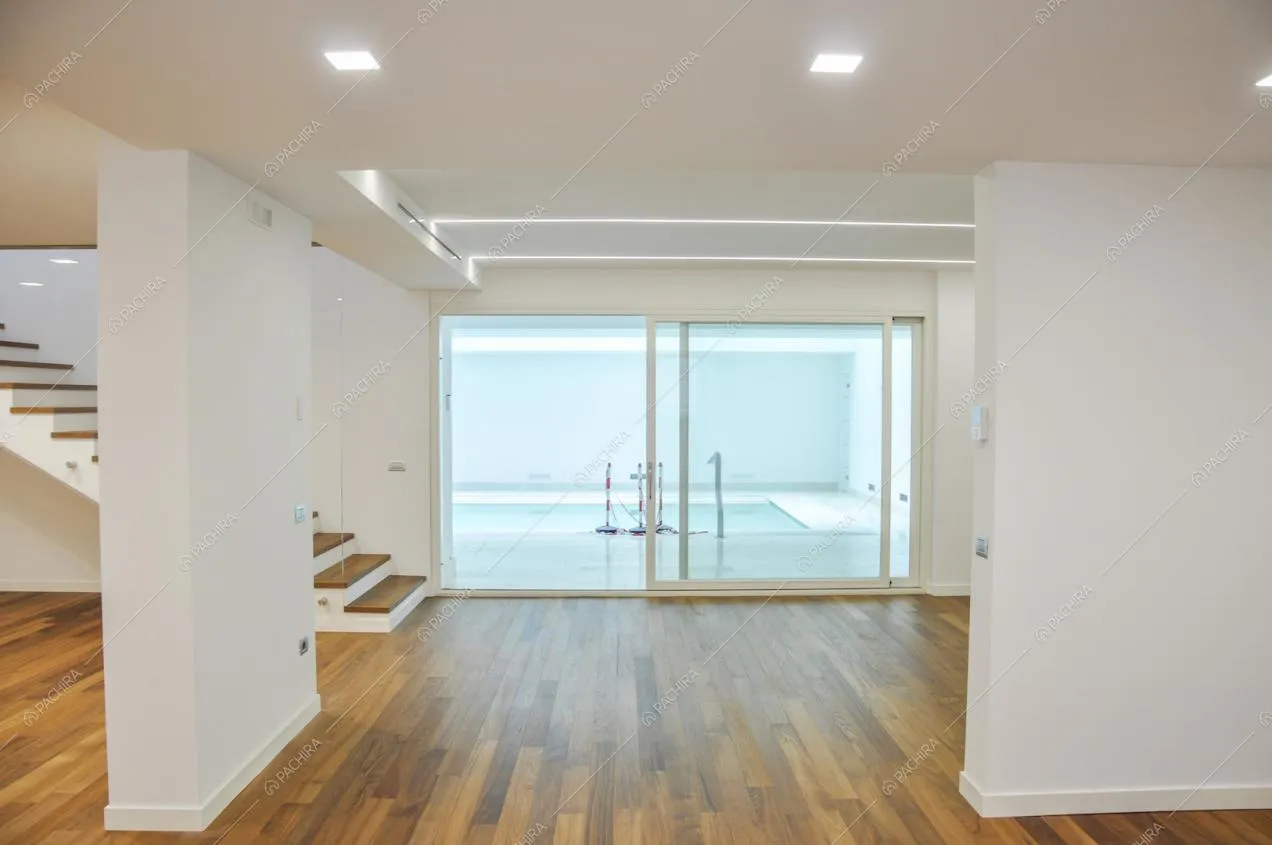 Sala con pavimento in parquet della villa Caviale Rosa, location in stile moderno a Roma