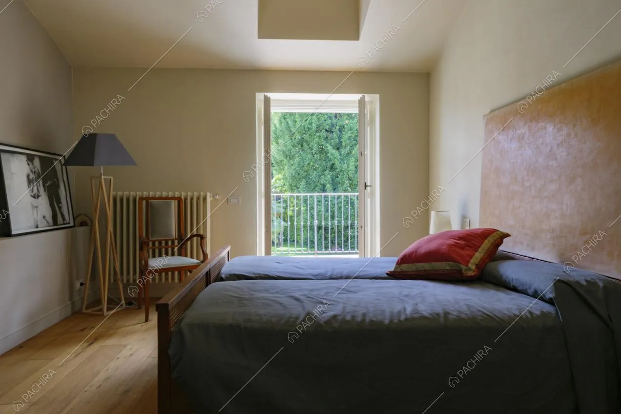 Camera da letto matrimoniale con porta-finestra per accedere alla terrazza