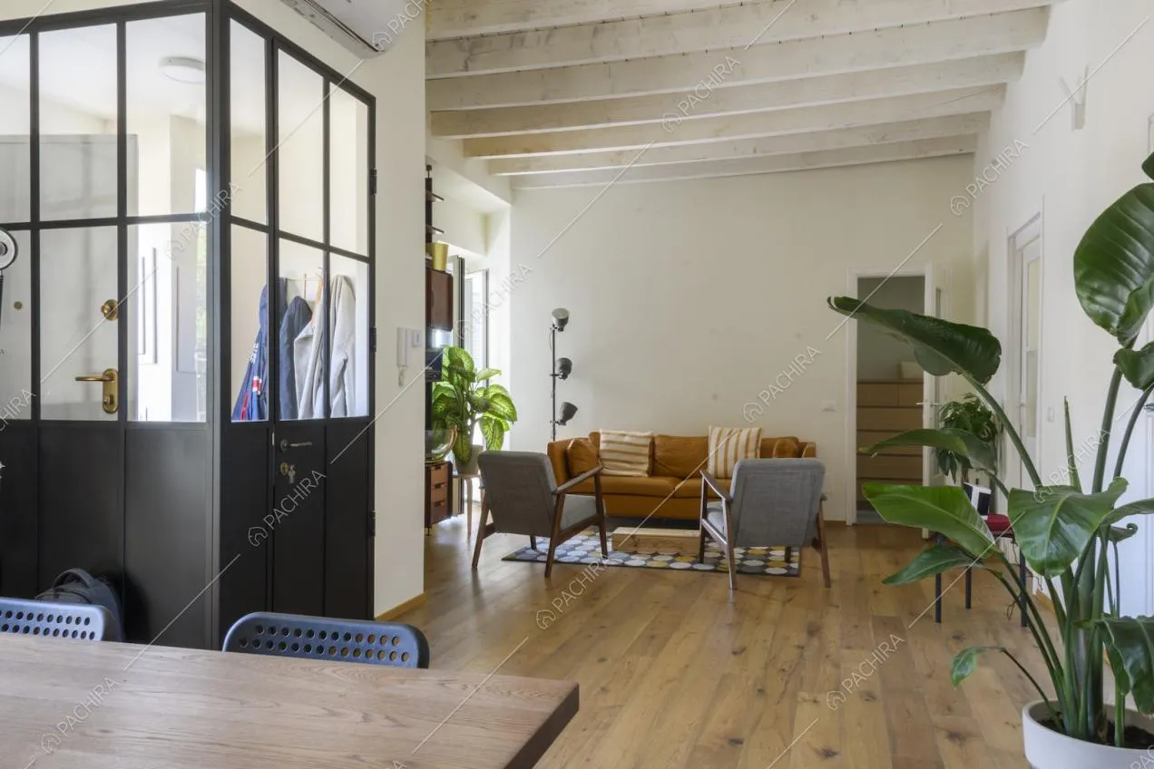 Ingresso con vetrata in stile industriale e salottino