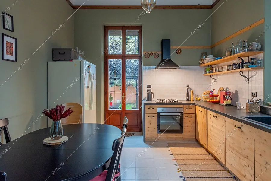 Cucina a parete della villa Vinson, location in stile moderno a Milano
