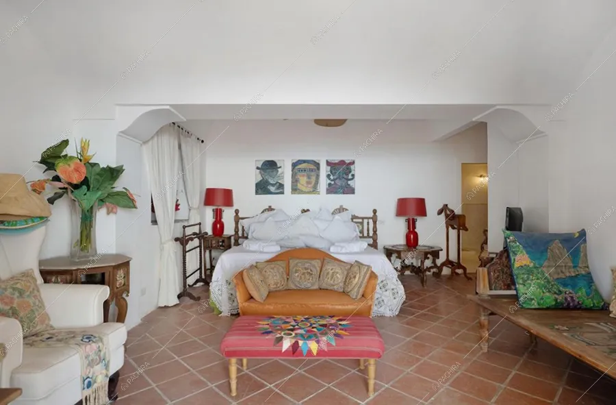 Camera da letto della villa Oder, location in stile classico a Napoli