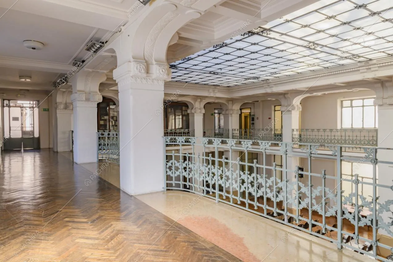Balconata. con pavimento in parquet, illuminata dall'ampio lucernario circonda il salone