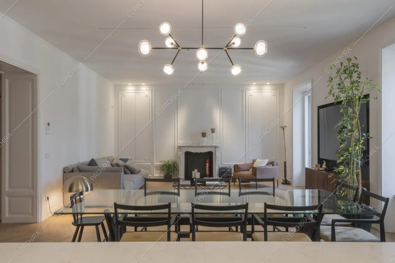 Soggiorno con boiserie alle pareti
