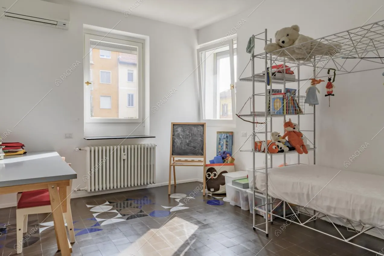 Camera con letto a baldacchino bianco