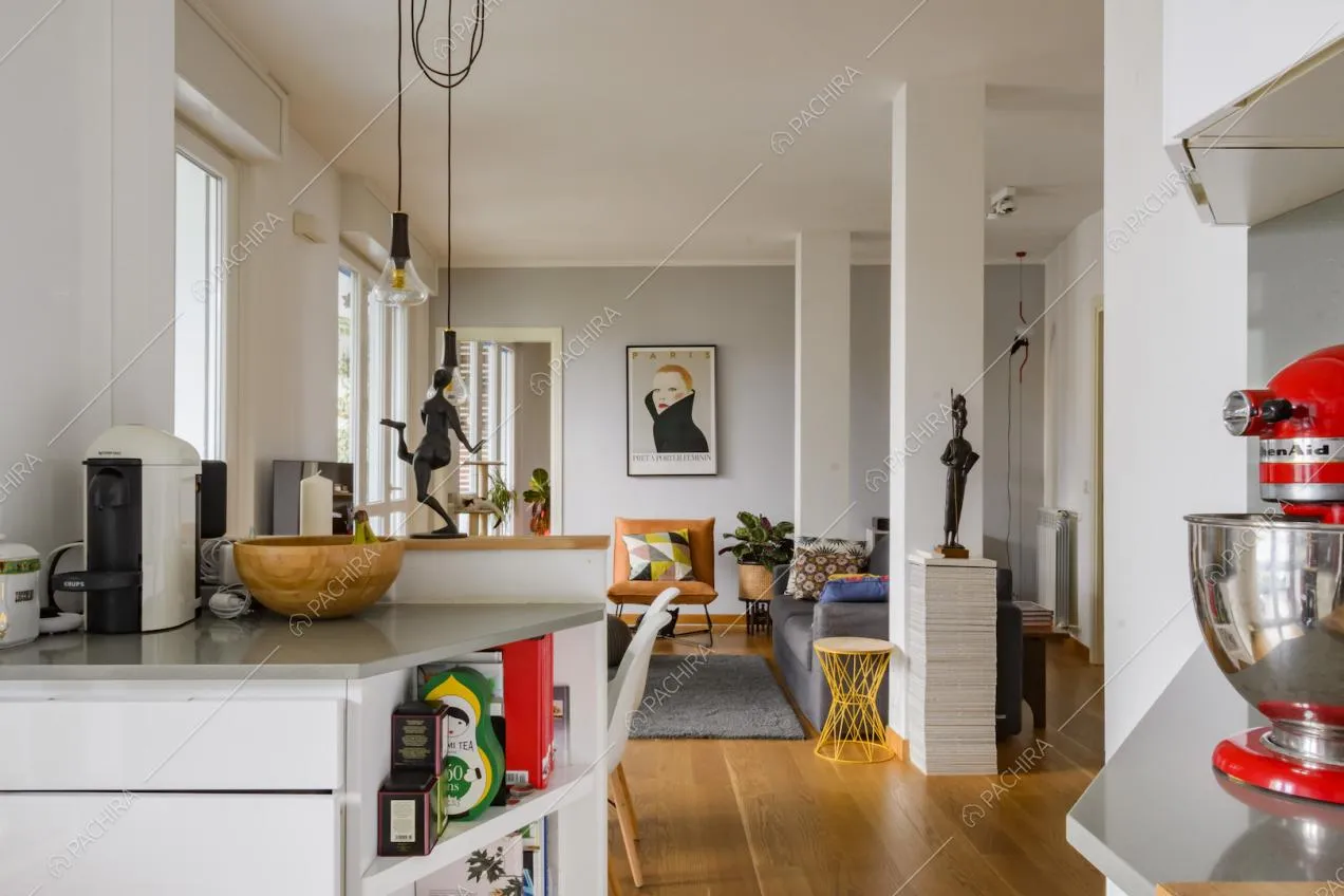 Scorcio sul soggiorno dalla cucina a parete e parquet