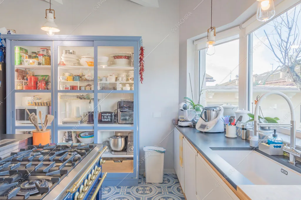 Fornelli a gas sull'isola della cucina della villa Colchito, location in stile contemporaneo a Roma