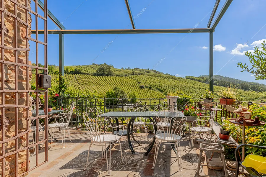 Terrazza dell'agriturismo Mistral, location in stile rustico a Pavia