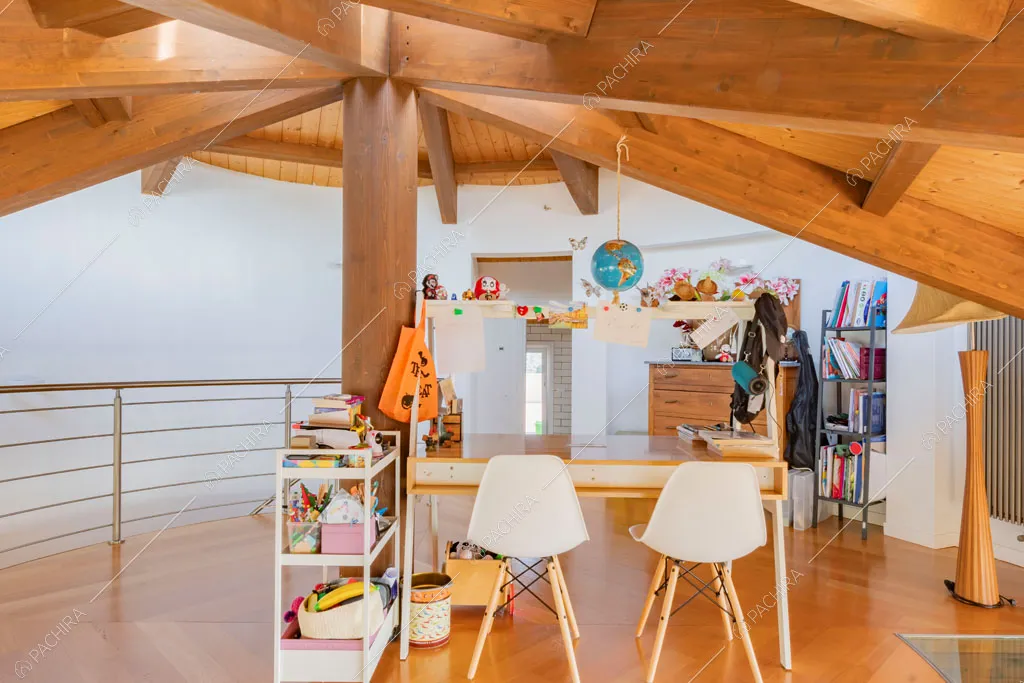 Travi in legno a vista sul solaio della villa Matico, location in stile contemporaneo a Roma
