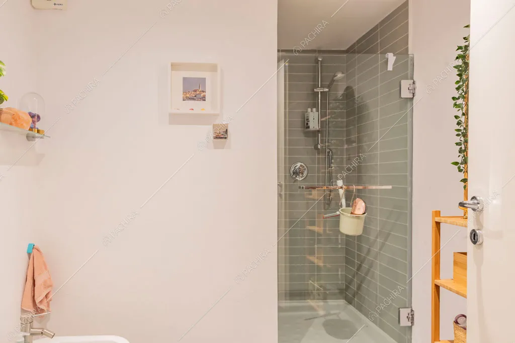 Bagno del loft Cardamomo, location in stile contemporaneo a Milano