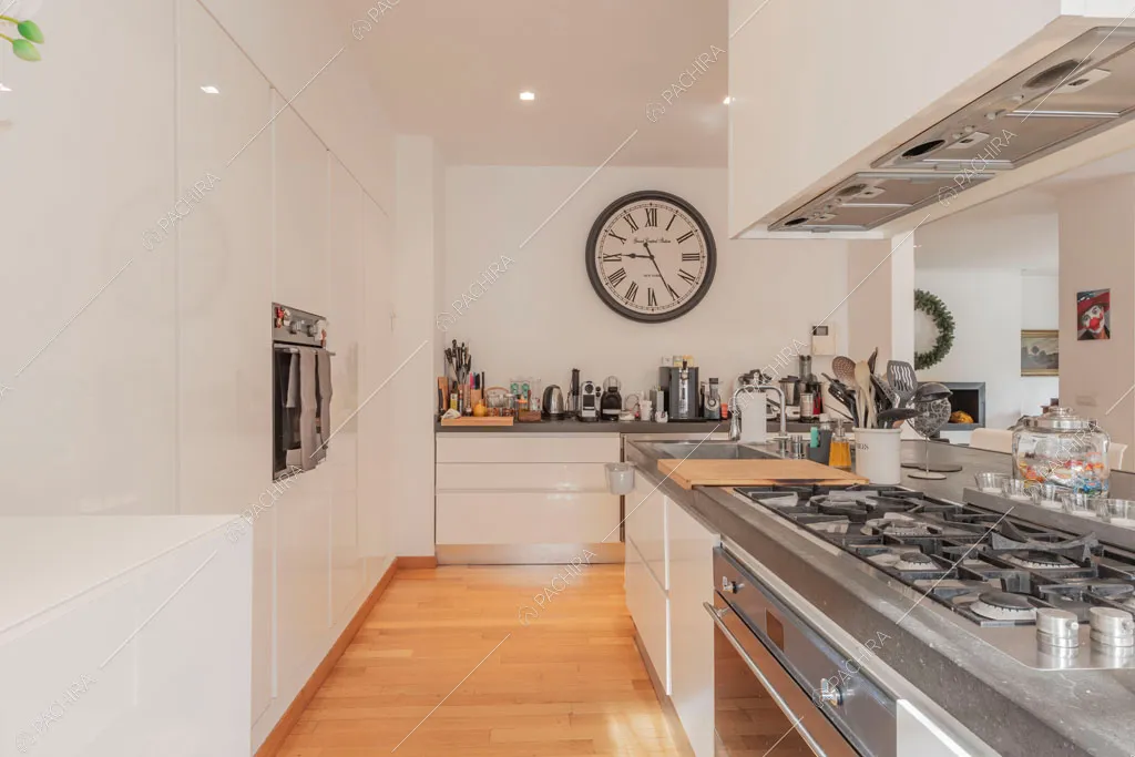 Pavimento in parquet nella cucina della villa Bauxite, location in stile moderno a Roma