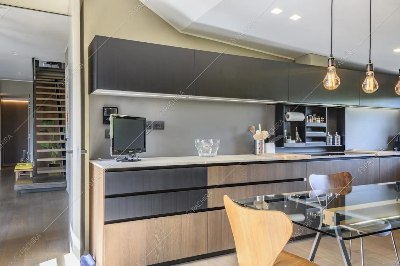 Cucina a parete arredata in stile contemporaneo e scala interna