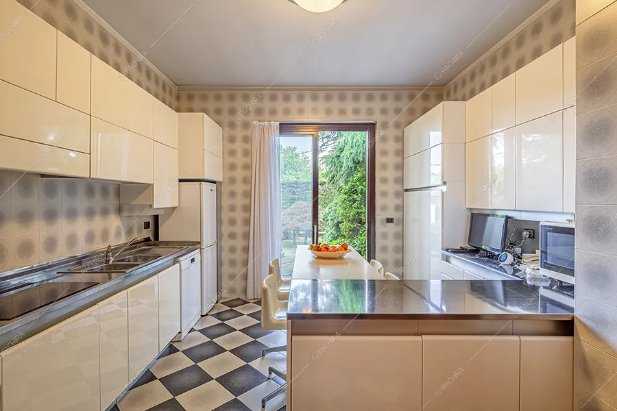 Cucina della villa Mekong, location in stile classico a Varese