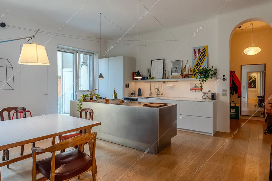 Cucina dell'appartamento moderno Coleo, location per shooting a Milano