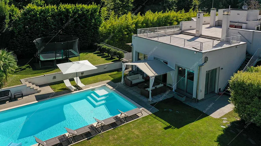 Giardino della villa Moonstone, location in stile moderno a Milano