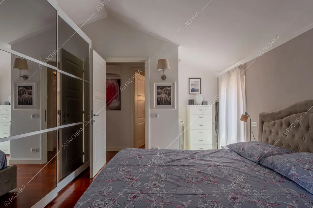 Camera da letto matrimoniale della villa Lena, location in stile moderno a Roma