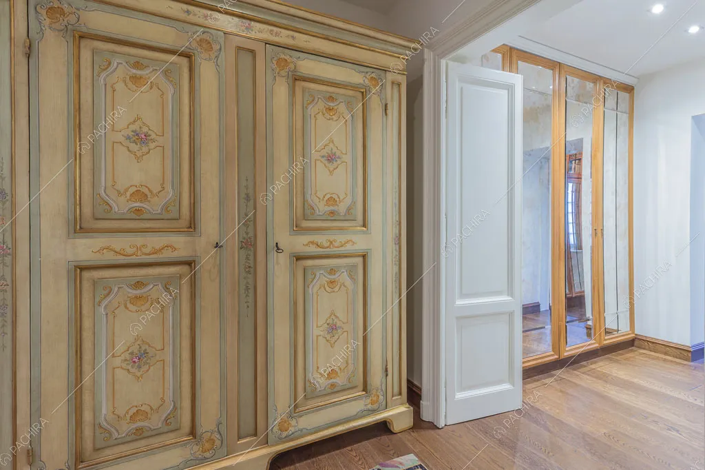 Atrio con pavimento in parquet della dimora storica Chewe, location in stile contemporaneo a Lecco
