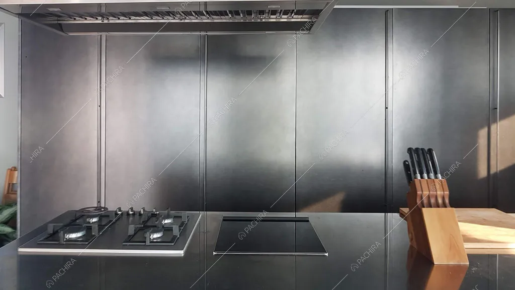 Cucina a isola dell'attico Terek, location in stile contemporaneo a Venezia