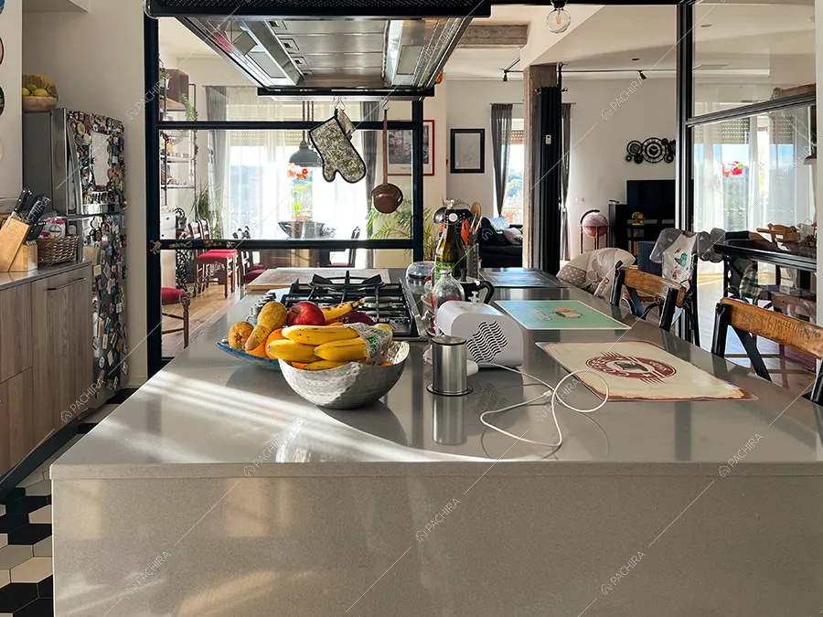 Cucina dell'appartamento Orange, location in stile industriale a Roma