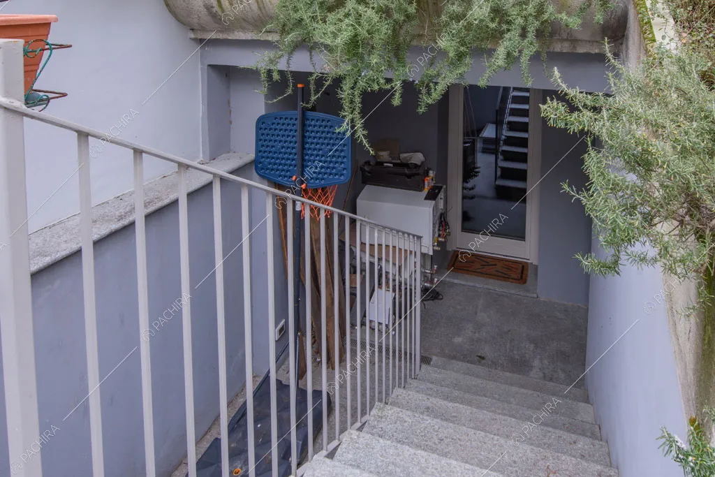 Scale esterne della villa Kharan, location in stile contemporaneo a Milano