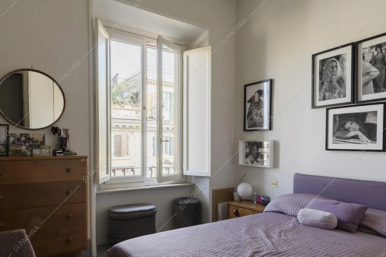 Camera da letto matrimoniale con finestra