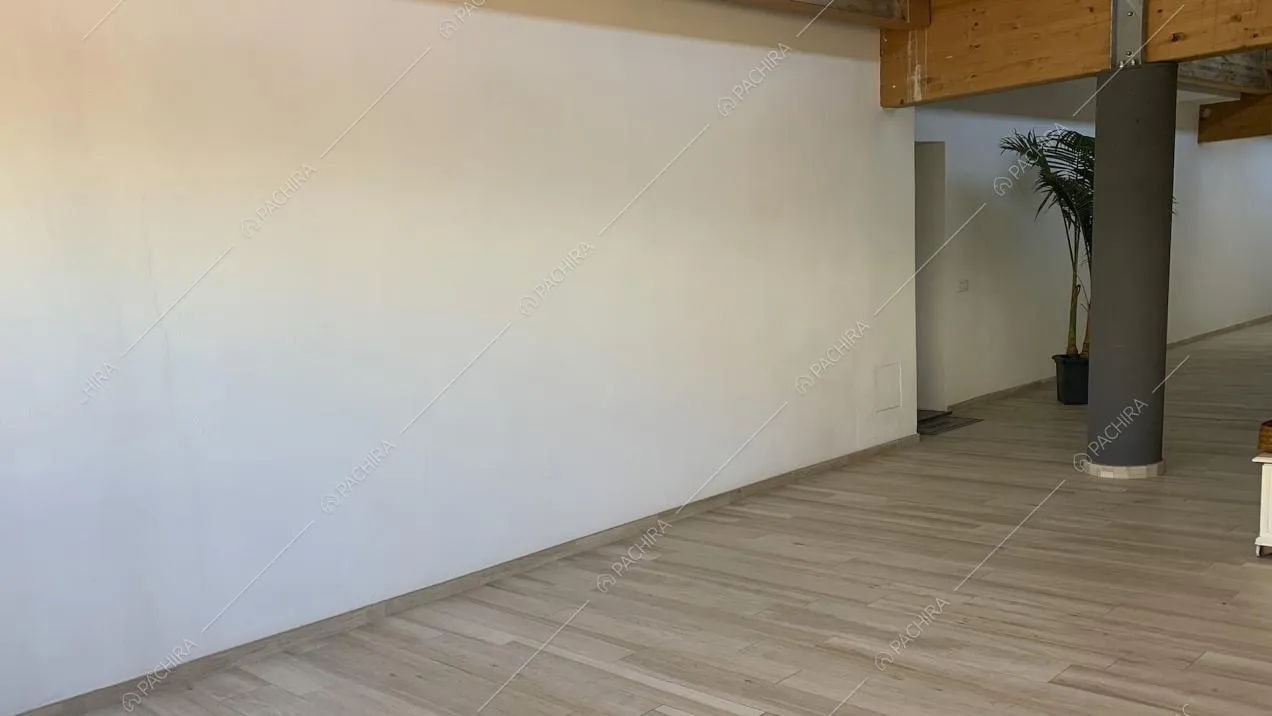 Parete bianca e pavimento in parquet chiaro 