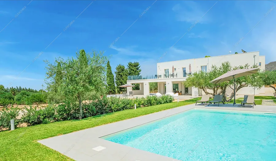 Piscina della villa Godavari, location in stile moderno a Trapani