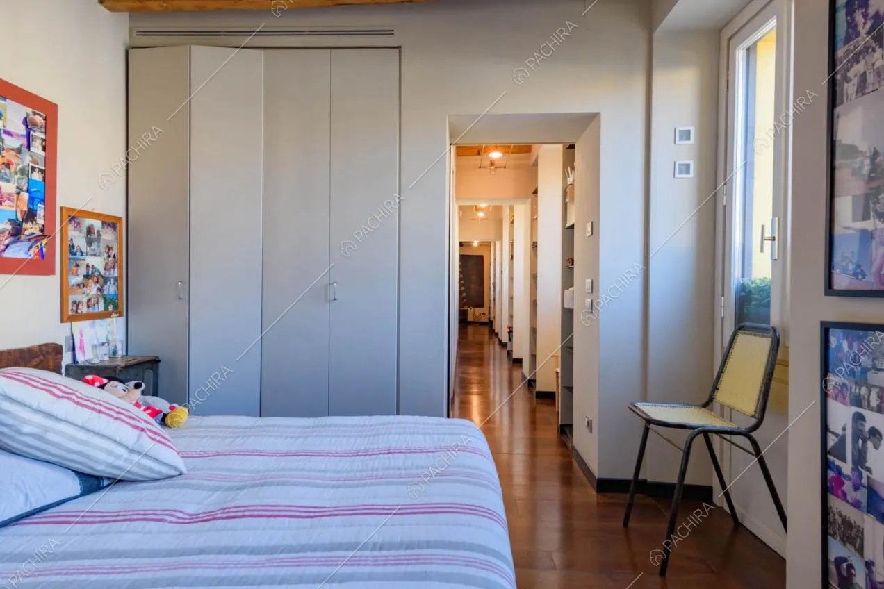 Camera da letto matrimoniale con armadio a muro e vista sul corridoio