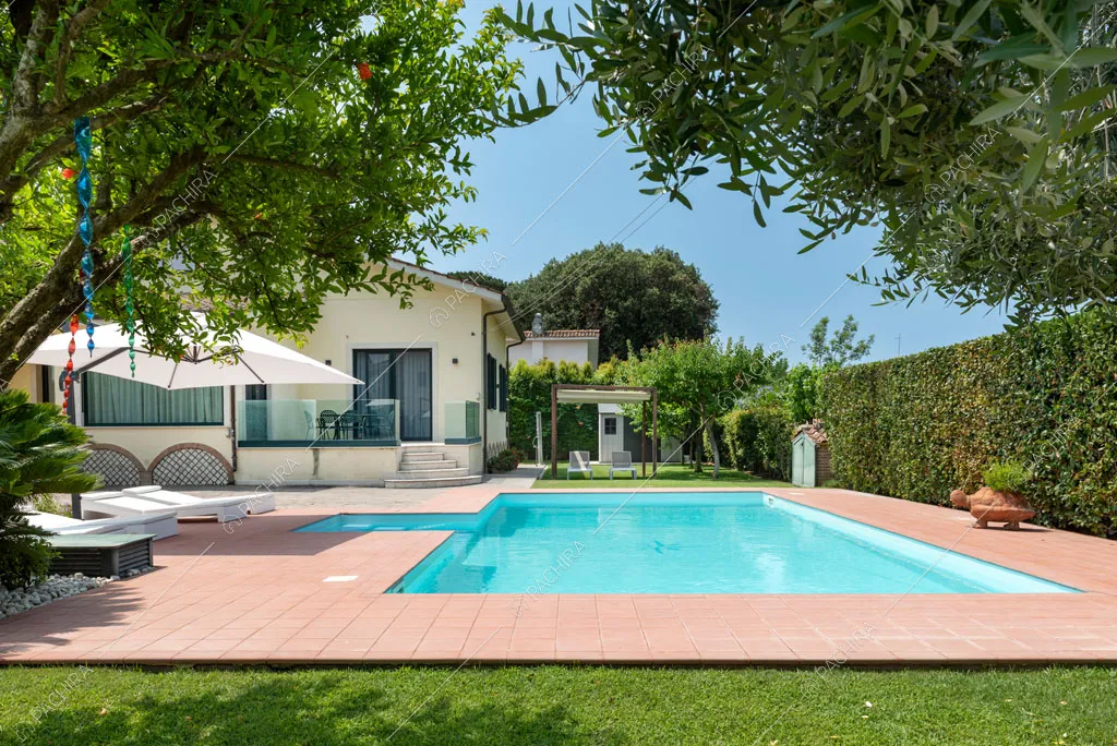 Giardino con piscina della villa Agnocasto, location in stile moderno a Roma